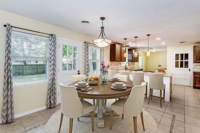 Building Photo - Gorgeous Home