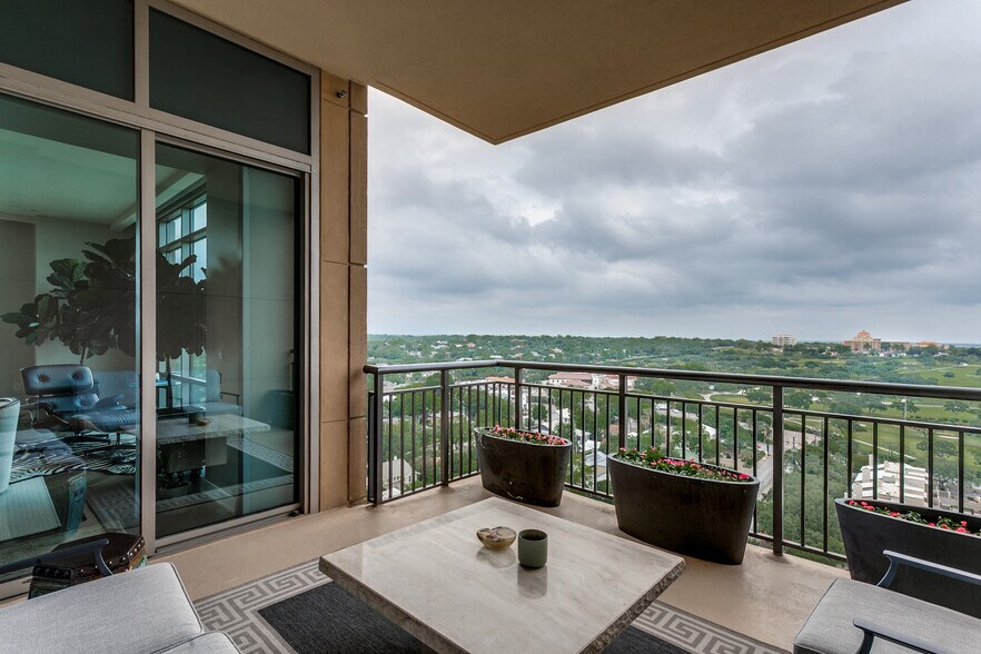 Private Balcony - 4242 Broadway