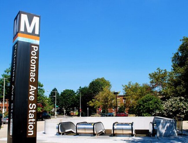 Building Photo - 1423 K St SE