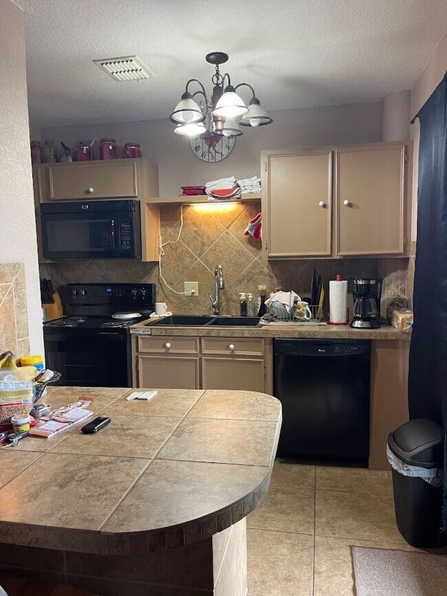 Building Photo - NEW ON MARKET