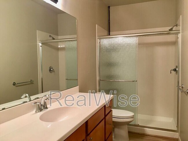 Building Photo - 502 SW Evergreen Ave