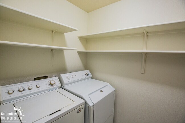 Building Photo - Stunning & Spacious 4Bdm 3.5Ba Home Located in the Heart of Las Vegas.