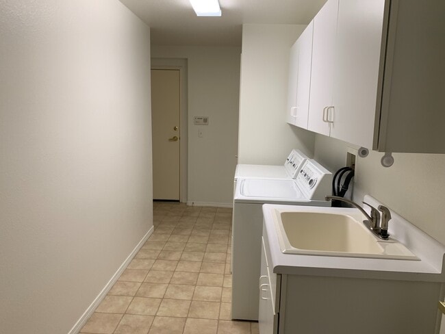 Building Photo - Spacious 1st Floor Beauty!