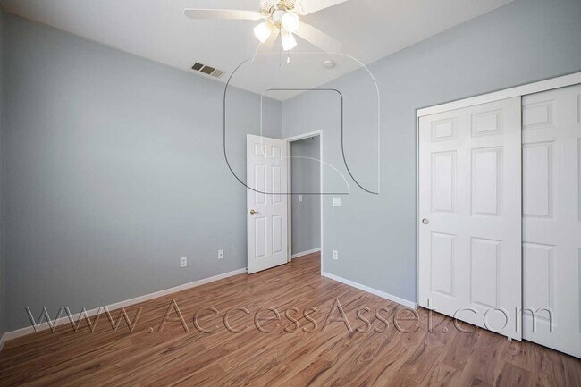 Building Photo - 3 Bed / 2.5 Bath Townhome | Open Layout + Modern Finishes