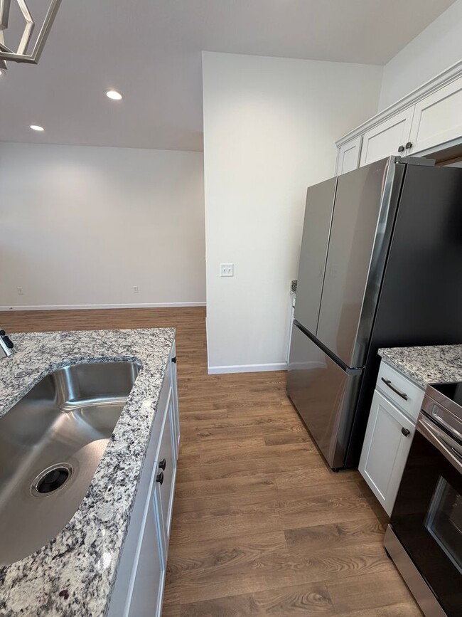 Building Photo - 3 Bedroom | 2 Bathroom | 1 Car Garage | Springfield MO!