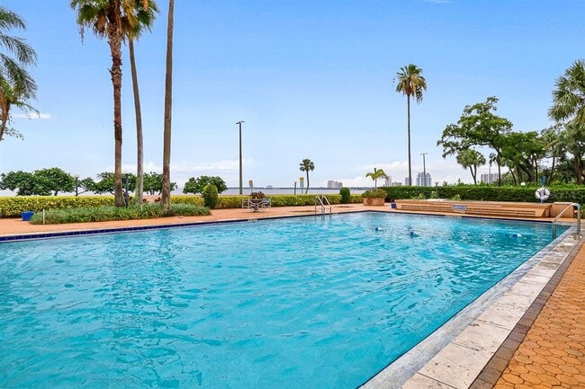 Building Photo - 2401 Bayshore Blvd