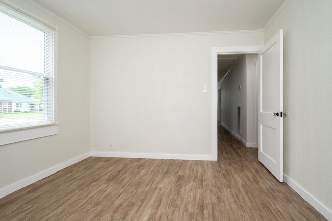 Building Photo - 3 Bed/1 Bath duplex