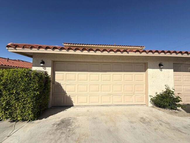 Building Photo - AVAILABLE NOW!! 3 Bedroom 2 Bathroom Upper Level Unit in Cathedral City!