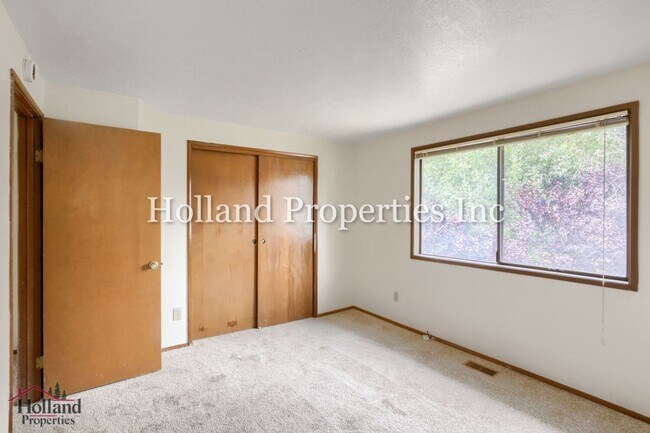 Building Photo - 1717/1719 Springbrook Way