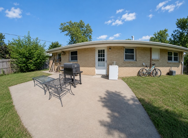 Building Photo - Large Fenced-in Backyard + Stainless Steel Appliances! Available August 5th!