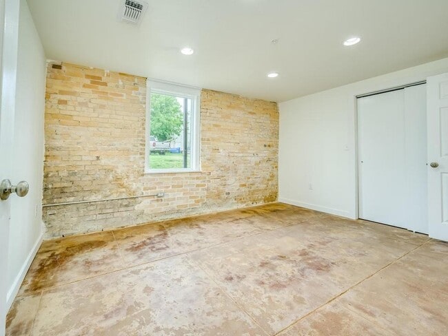 Building Photo - 110 S Main St