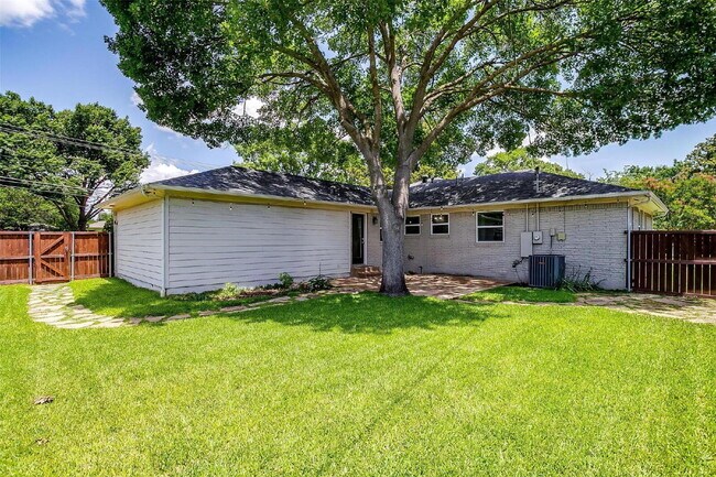 Building Photo - "Darling 3-Bedroom, 2.5-Bath Home with Elegant Upgrades!"