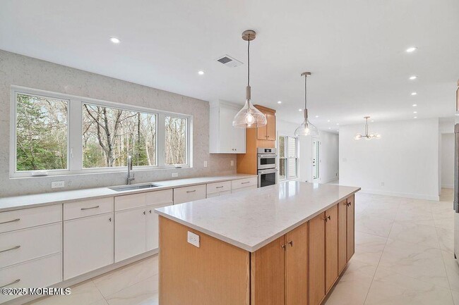 Building Photo - 527 Woodview Rd