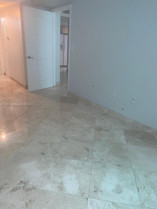 Building Photo - 2101 Brickell Ave