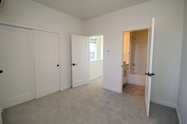 Building Photo - 5725 S Kelly Ave