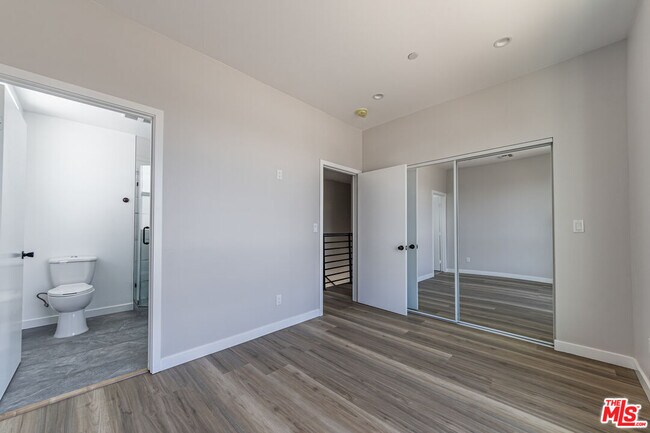 Building Photo - 6700 Balboa Blvd