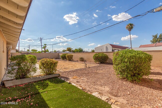 Building Photo - 1854 E Palmcroft Dr