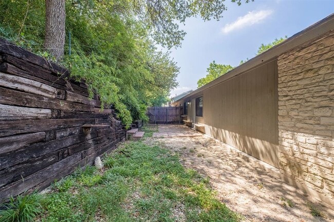 Building Photo - 6811 Thorncliffe Dr