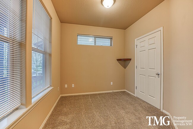 Building Photo - Gorgeous Four Bedroom Townhome in Hillsboro!