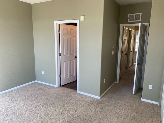 Building Photo - Large 2 Bedroom 2 Bath Townhome in Sterlin...