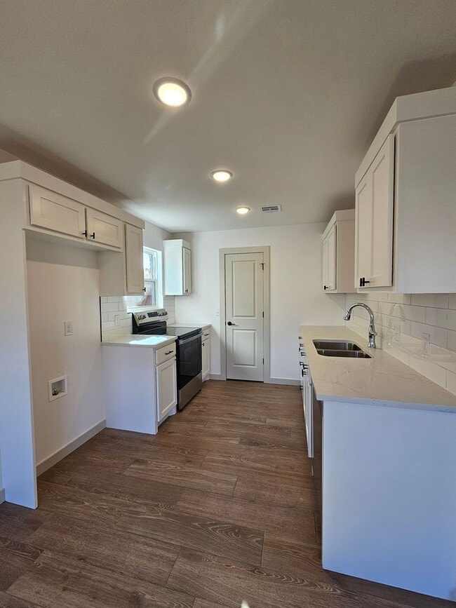 Building Photo - (3) Bed/(2.5) Bath Townhome Avail NOW! New Construction!