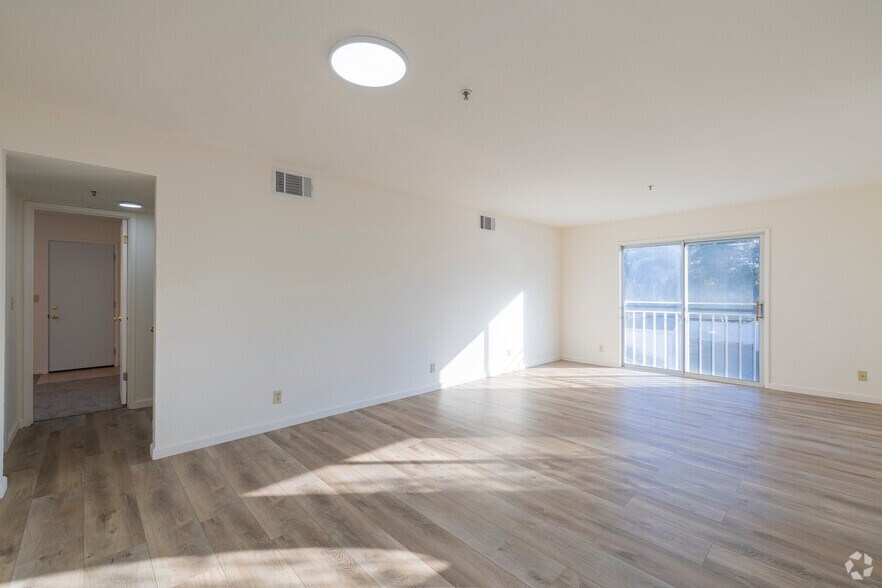 2BR, 2BA - 1008 SF - Living Room - Napa Creek Terrace Apartments