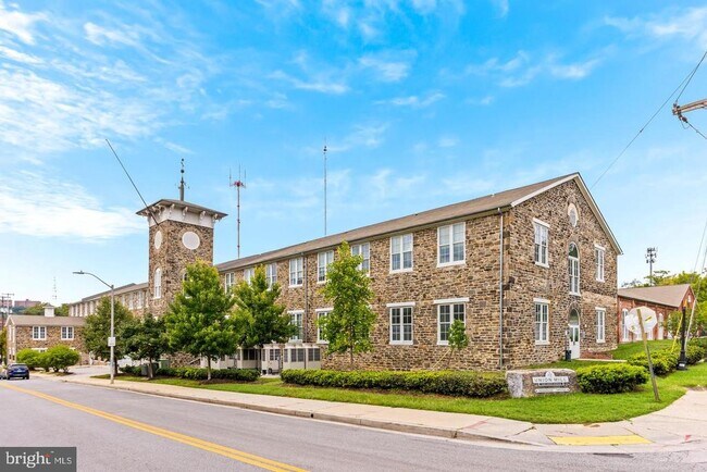 Building Photo - 1750 Union Ave