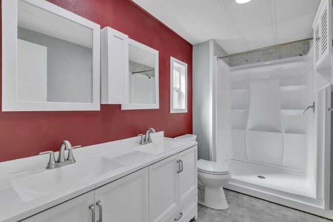Building Photo - Cozy 3 Bedroom Home on a Large Lot!