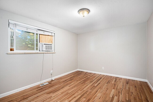 Building Photo - Spacious 4BR with bonus space and a 2 car garage in the heart of Sunnyside!