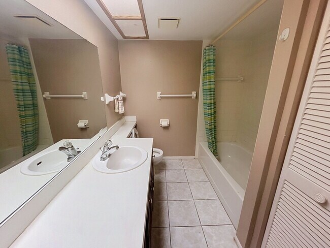 Building Photo - 217 Woodlake Wynde