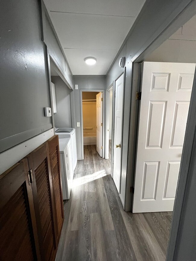 Building Photo - 3BR 1bath House - Available Mid October 2025