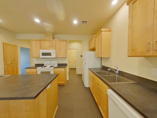 Building Photo - Newer Duplex Near Autzen Stadium - 3Bed/2B...