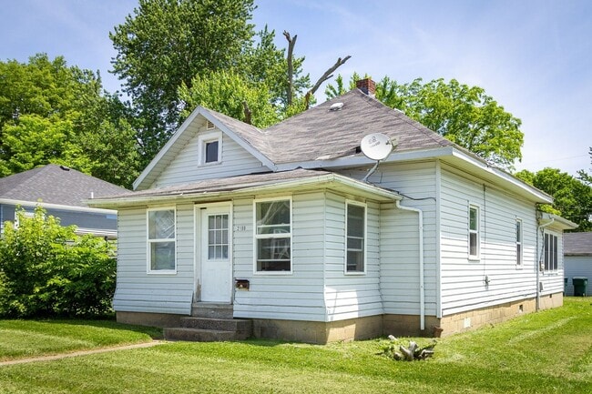 Building Photo - PRELEASING for AUGUST! Close to Campus