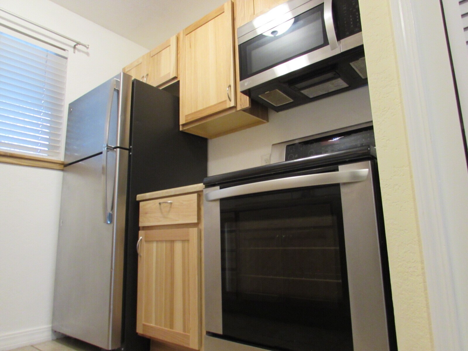 Building Photo - 3150 Lakeside Dr