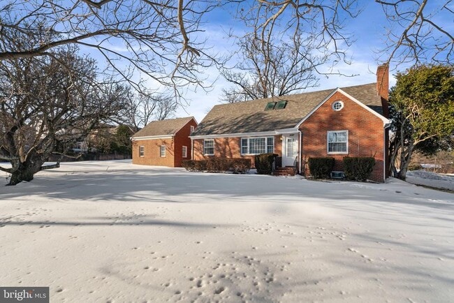 Building Photo - 1688 Chain Bridge Rd