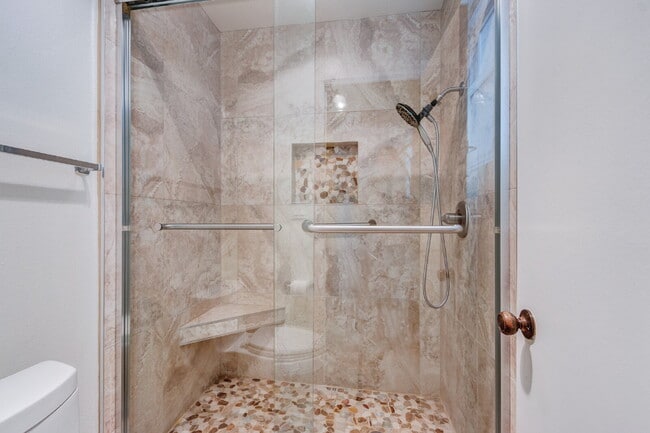 Building Photo - Resort-style amenities in a highly desirab...