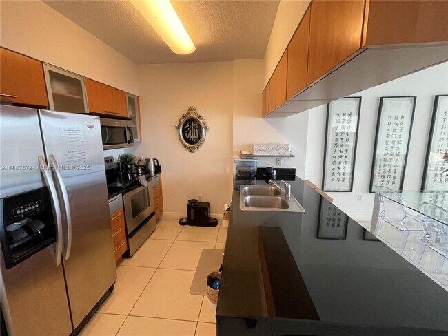 Building Photo - 1750 N Bayshore Dr