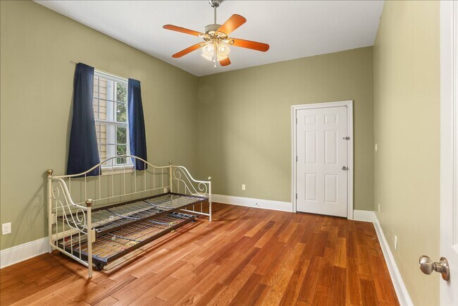 Building Photo - 523 S Hennessey St