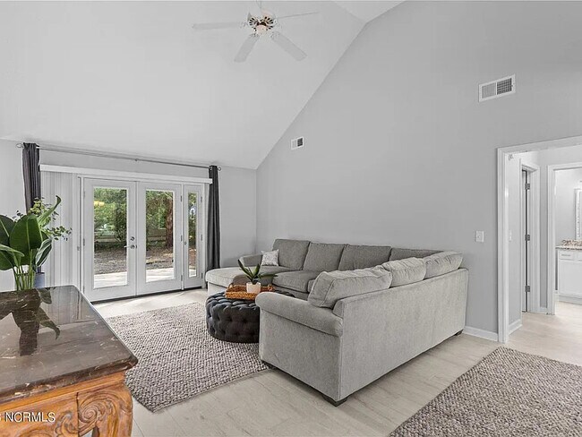 Building Photo - 11 Court 8 NW Dr