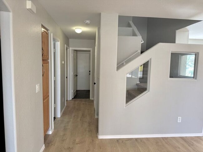 Building Photo - 1056 E Lakeview Dr