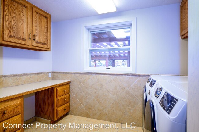 Building Photo - 6 br, 3.5 bath House - 121 W Graf Street