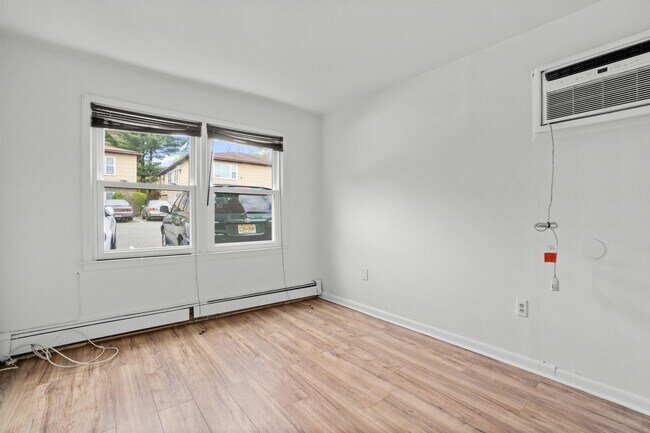 Building Photo - 289 Clerk St