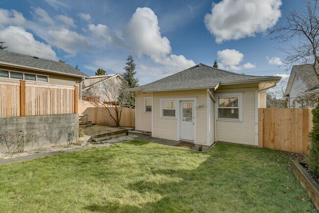 Building Photo - 3Bd/1.75Ba Seattle House