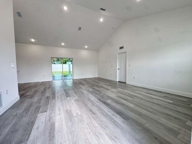 Building Photo - 13376 SW 49th Ave