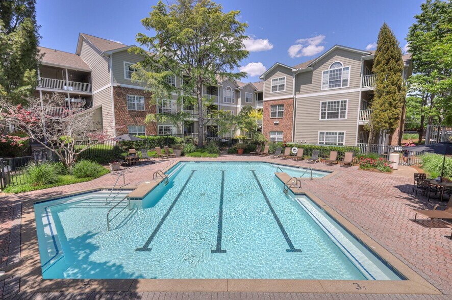 Building Photo - 2025 Woodmont Blvd