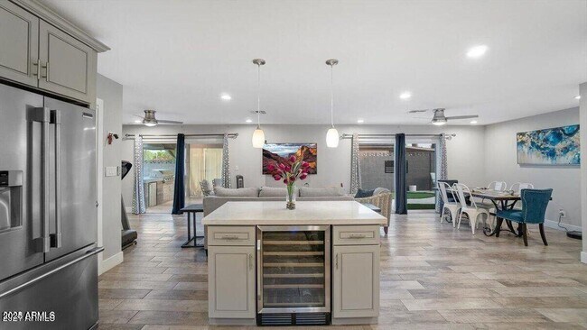 Building Photo - 1614 N Sunset Dr