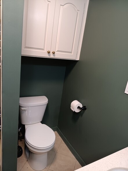 hall bathroom - 2308 Wesley Cir