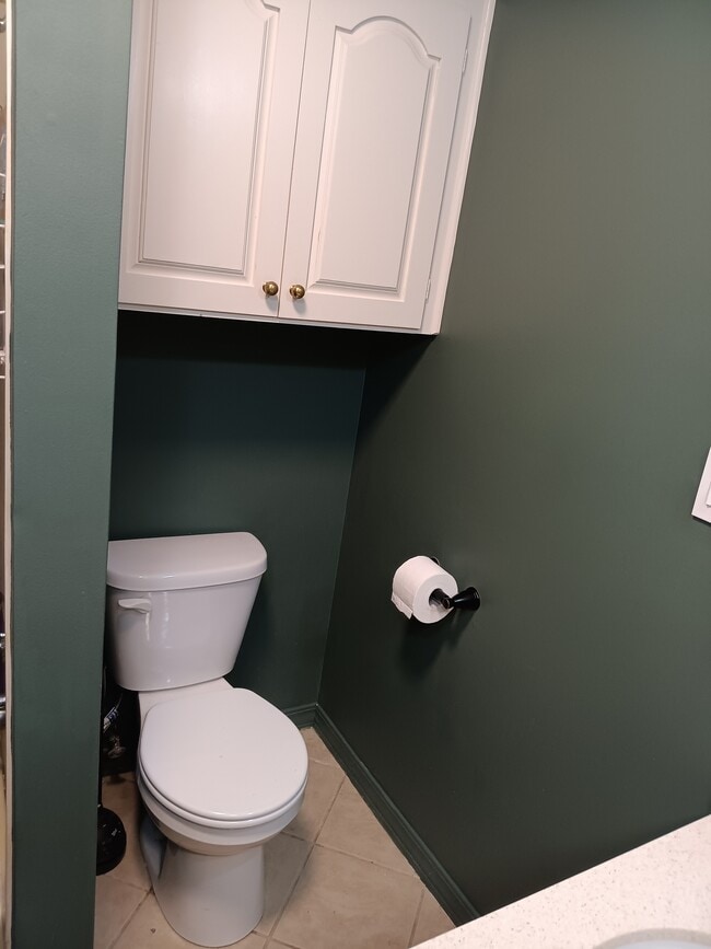 hall bathroom - 2308 Wesley Cir