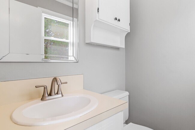Building Photo - Updated Home- Near State Street! LR, DR, J...