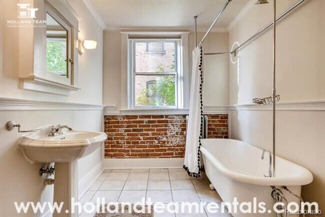 Building Photo - Uptown Capitol Hill - Secure Historic Building with Modern Updates!